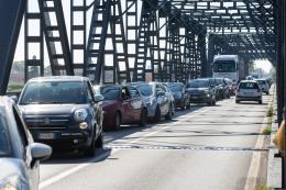 Mietitrebbia si guasta: ponte bloccato, code chilometriche