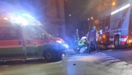 Scontro tra auto e scooter in pieno Corso: un uomo in ospedale