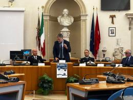 Una citt&agrave; stretta intorno al mare