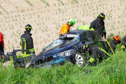 Muore in strada a 18 anni, gravissima l'amica