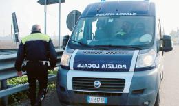 Scaglia lo scooter contro un vigile urbano